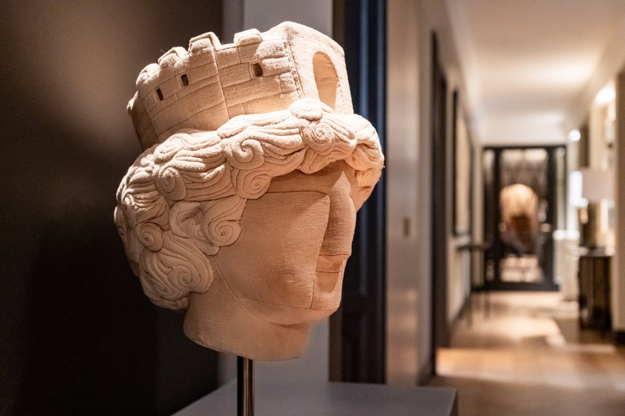 Scultura in tessuto della dea Tyche con corona turrita
