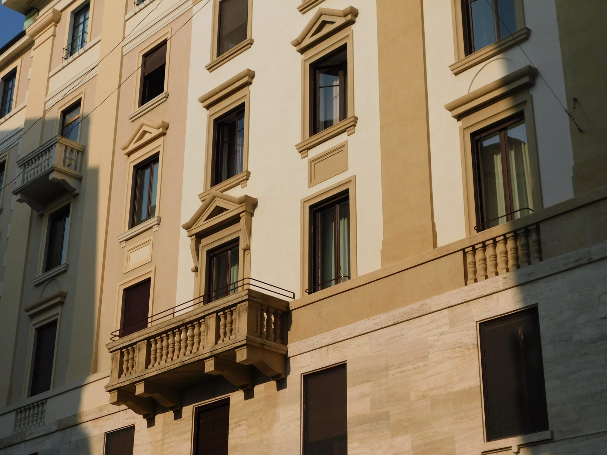 Facciata di un palazzo storico con balcone