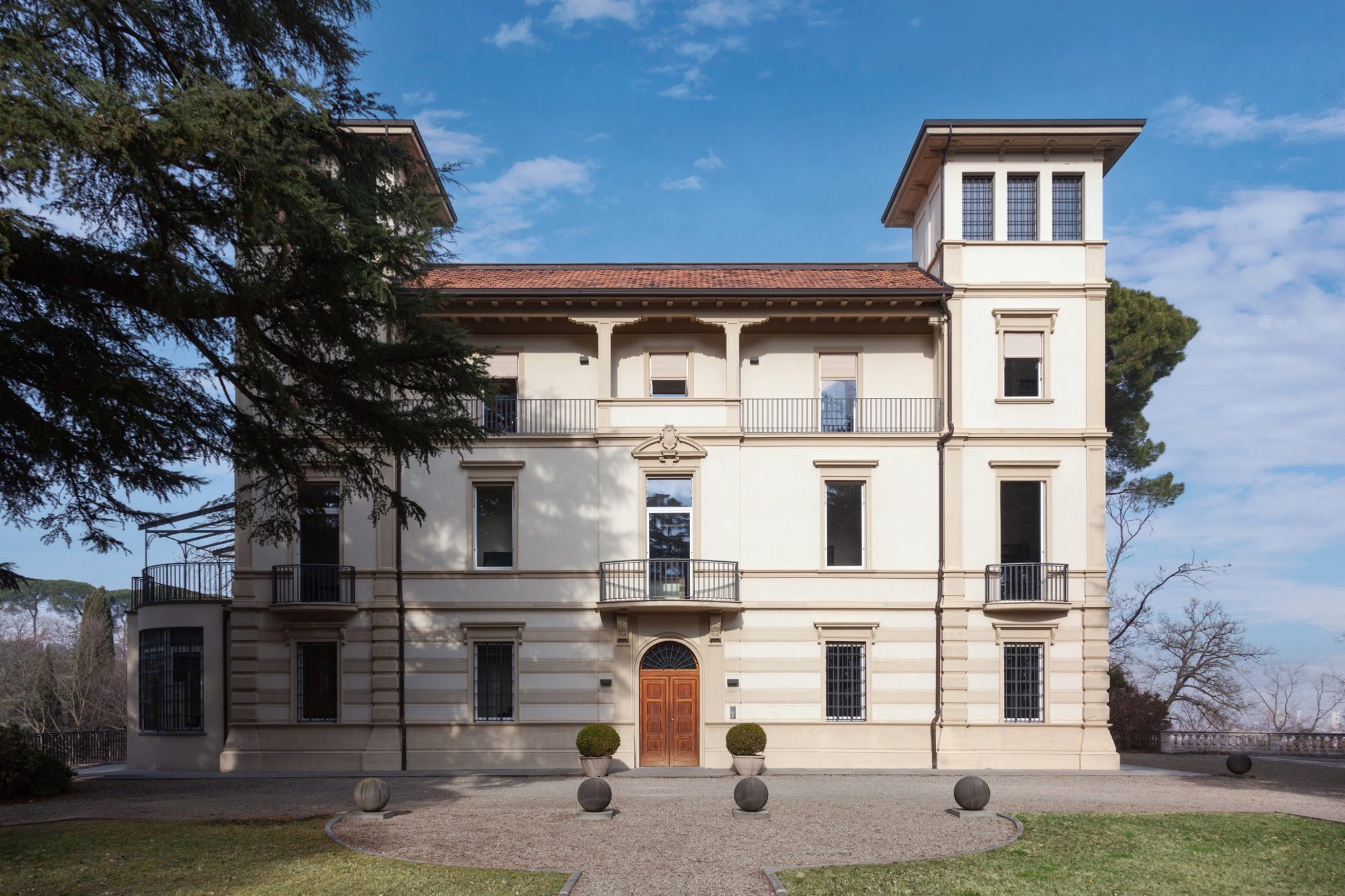 Villa storica con torretta immersa nel verde