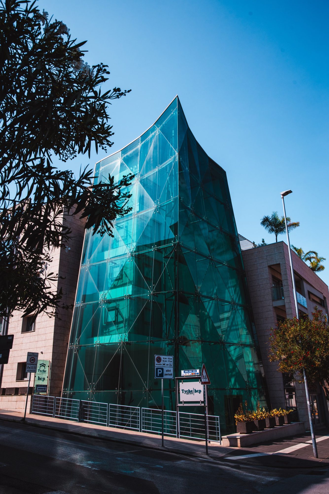 Sede Tyche Bank con la torre in vetro