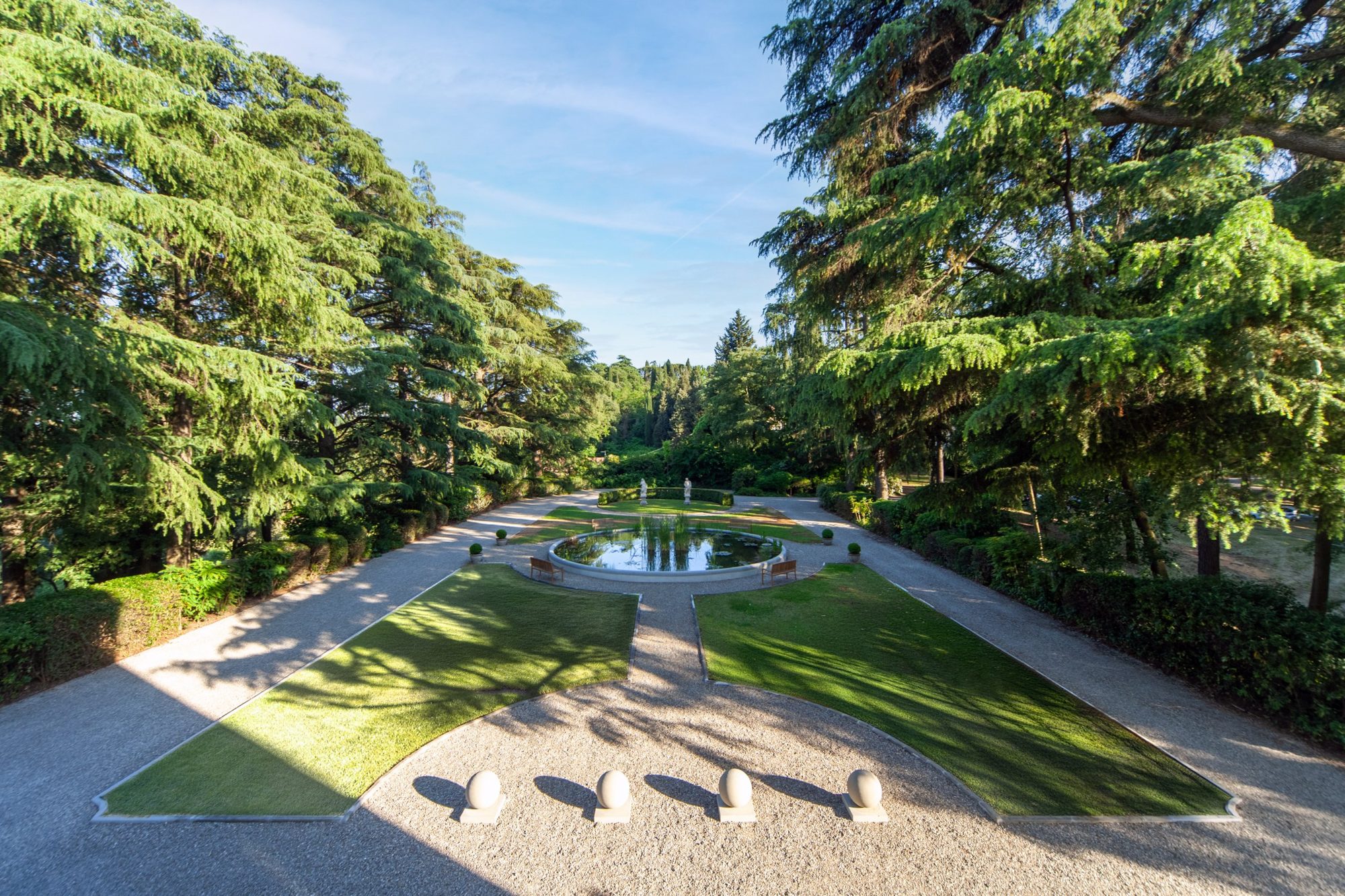 Giardino all'italiana con fontana circondato da cedri