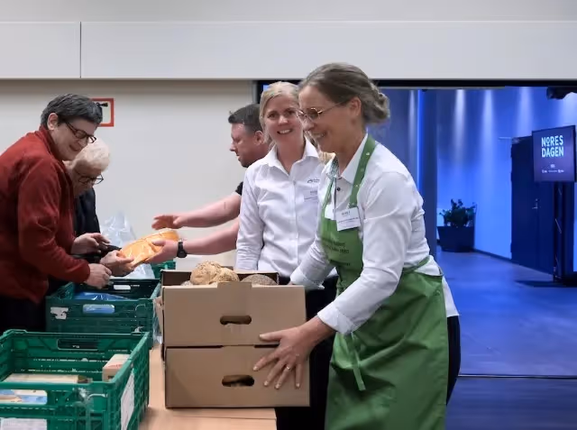 Ansatte som bærer matkasser