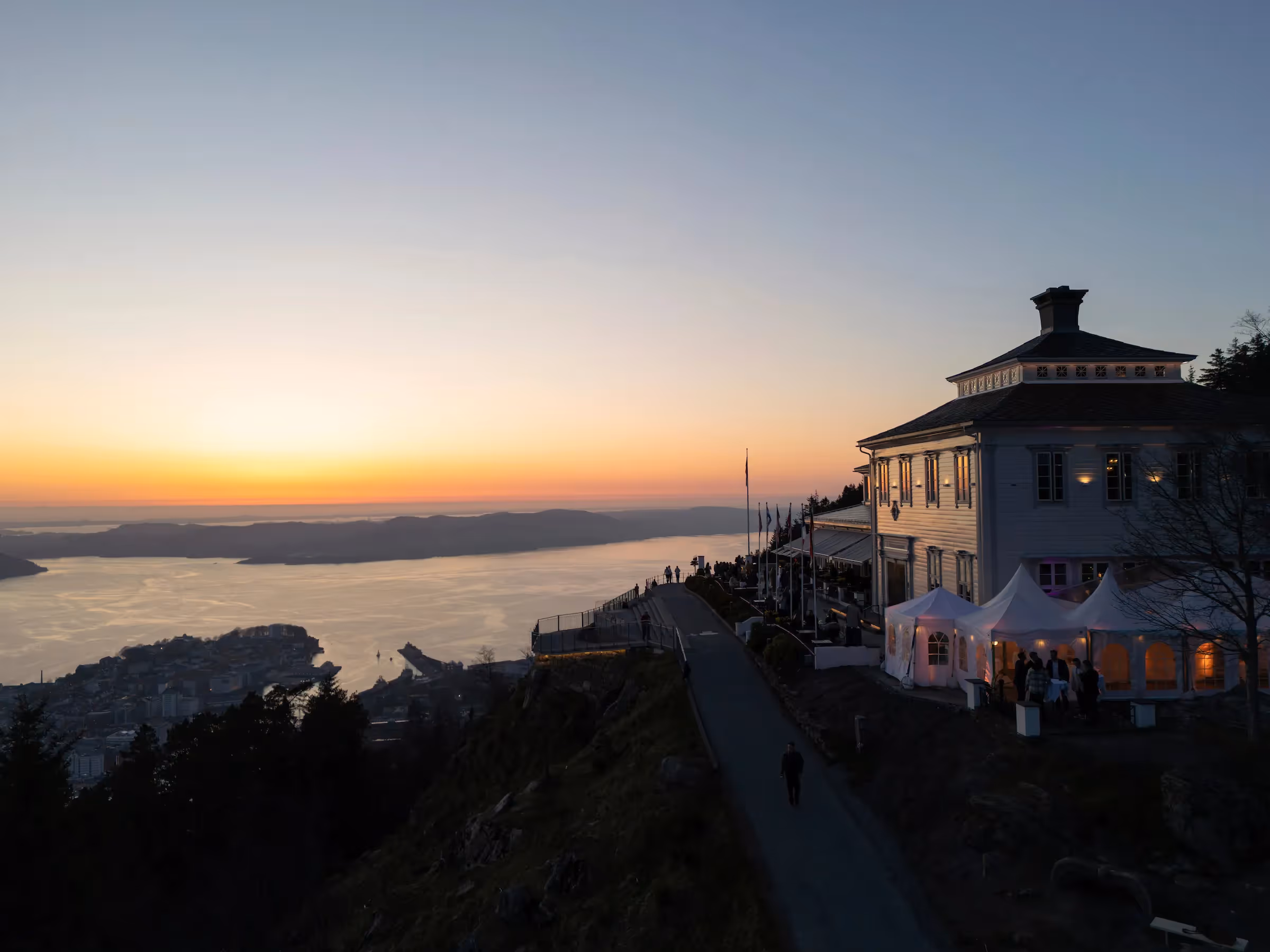 Utsikten fra Fløirestauranten i solnedgang
