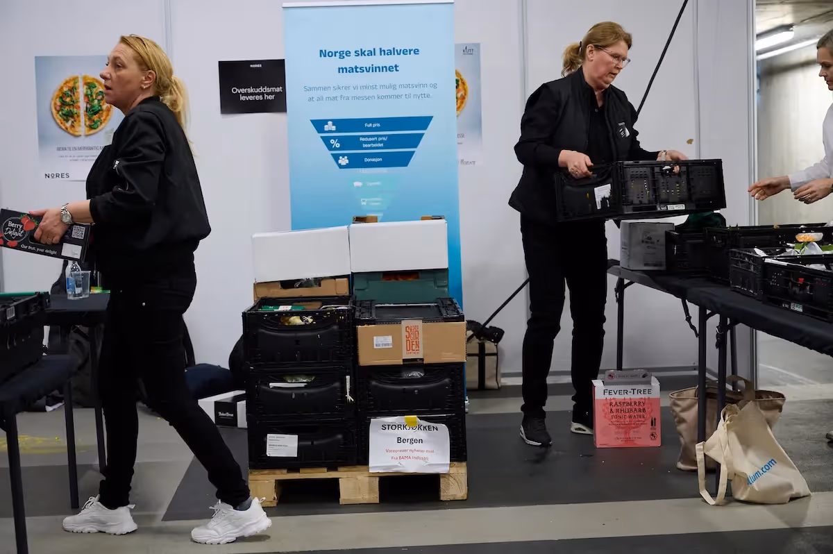 Mennesker som jobber med matkasser for matsentralen.