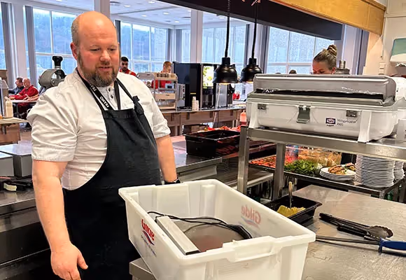 Mann som står med utstyr for kontroll på matsvinn