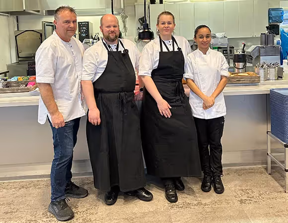 Gruppebilde av kokker, fra venstre: Tore Sture, Head of Canteen Services, Framo, Tormod Daltveit, kjøkkensjef Framo Flatøy. Karianne Svenson, kokk Framo Flatøy og Monica Fernanda M Silva, lærling på Framo Flatøy.