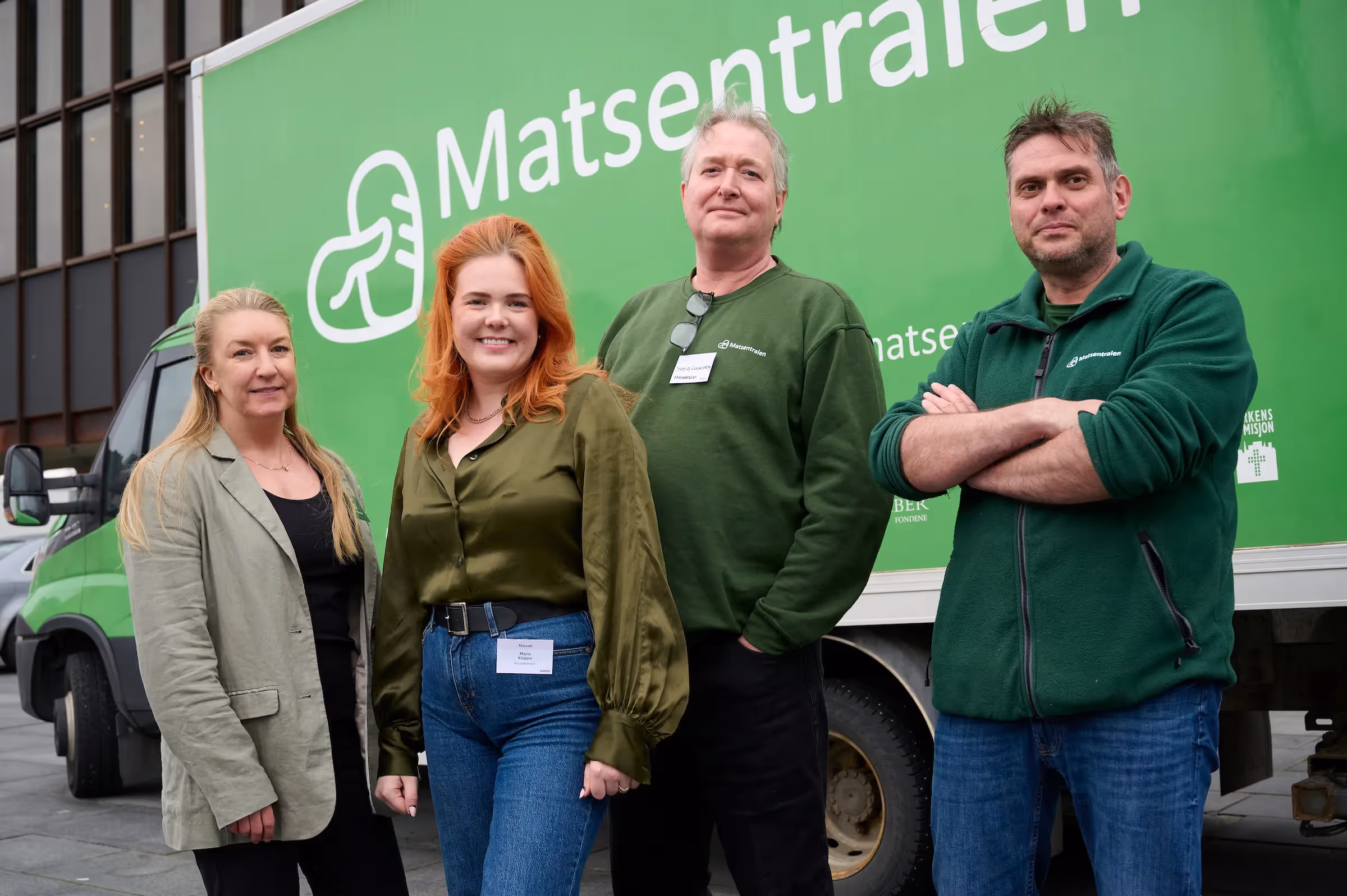 Gruppebilde av Malin og 3 ansatte fra matsentralen
