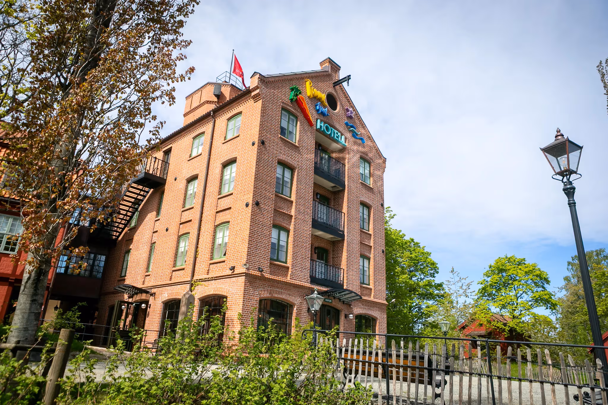 Høy hotellbygning i rød murstein