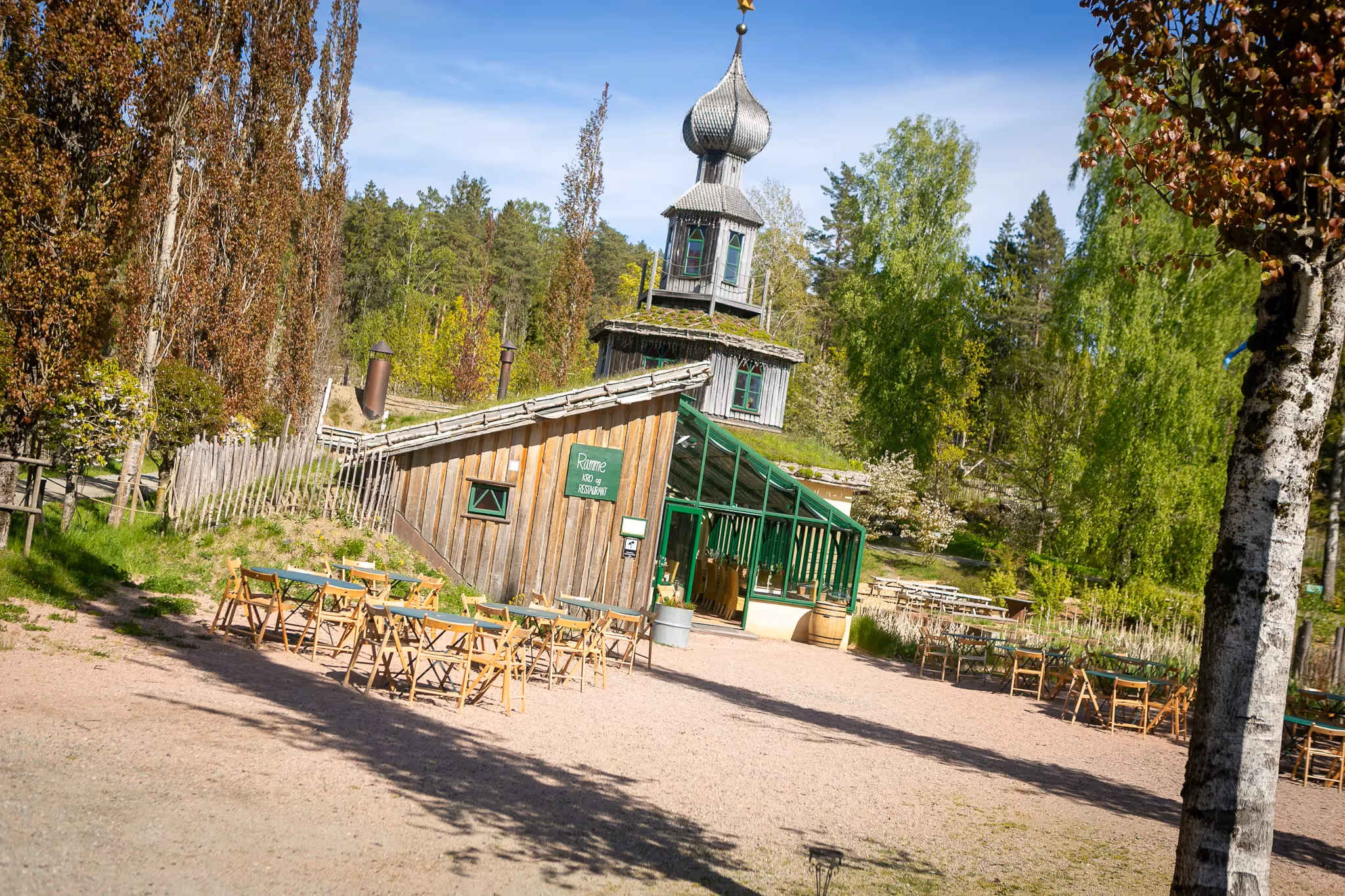 Inngang til kro og restaurant. 