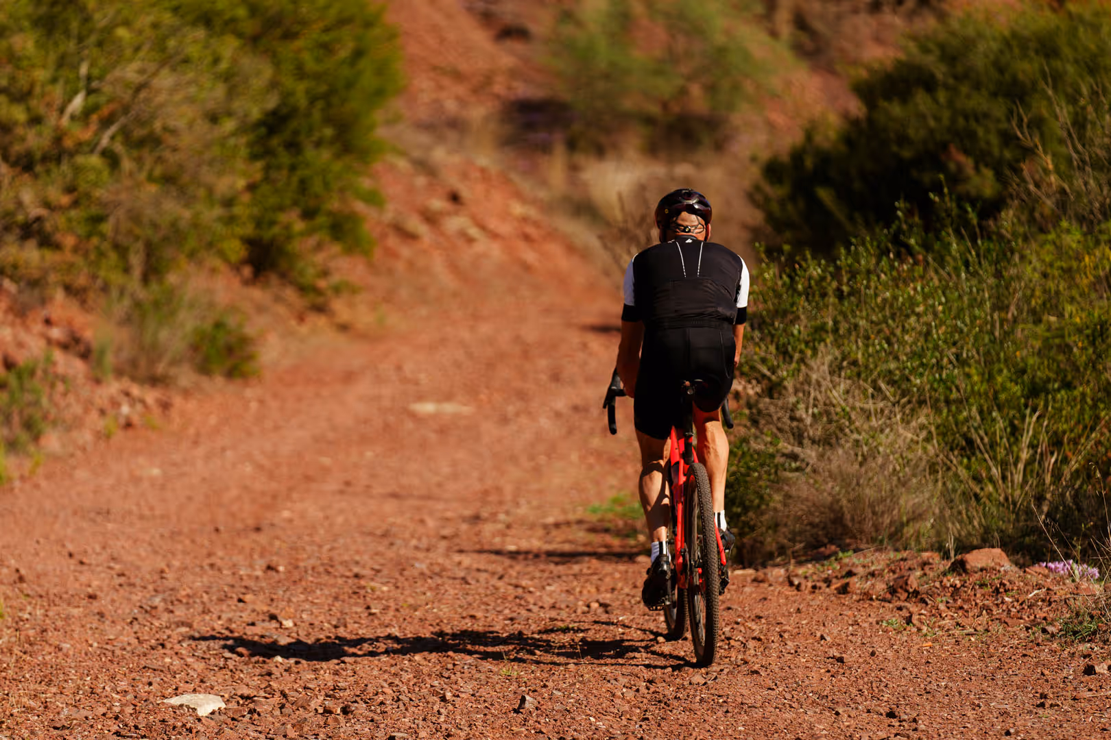Gravel race with dust