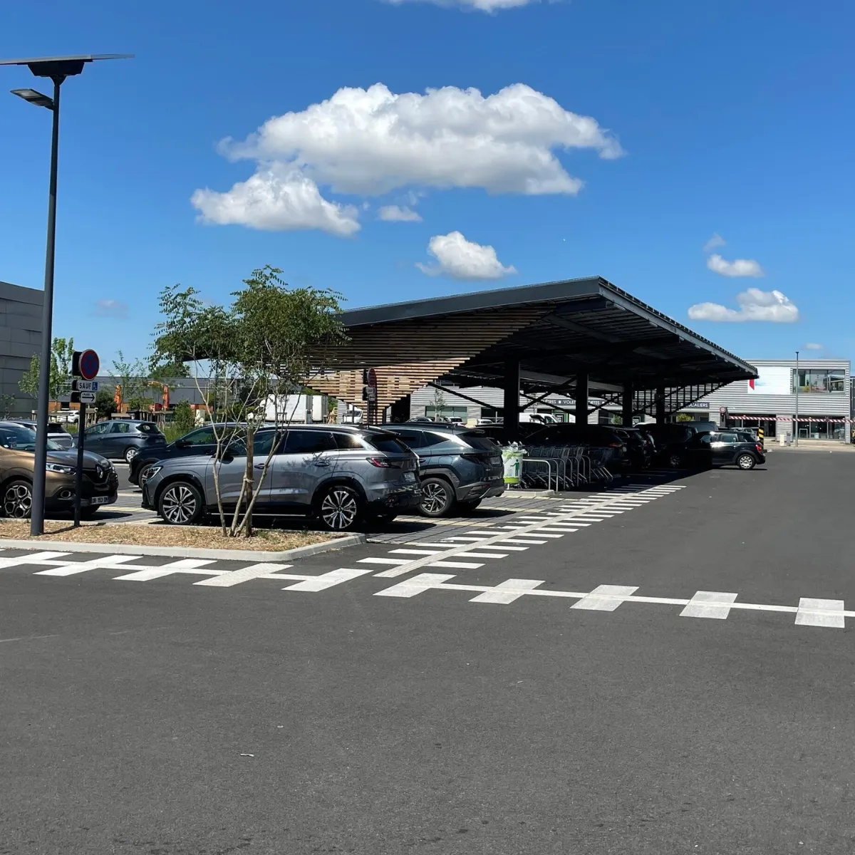 Photovoltaik-Carport in Saint-Bonnet-de-Mure