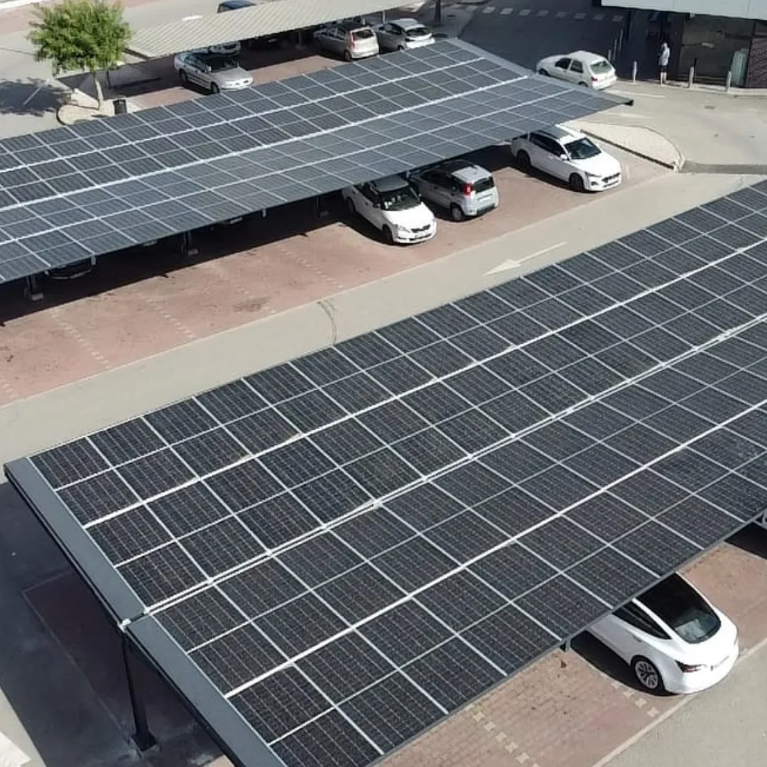 Solar-Carports über einem Kundenparkplatz mit Stahl- und Glaskonstruktion
