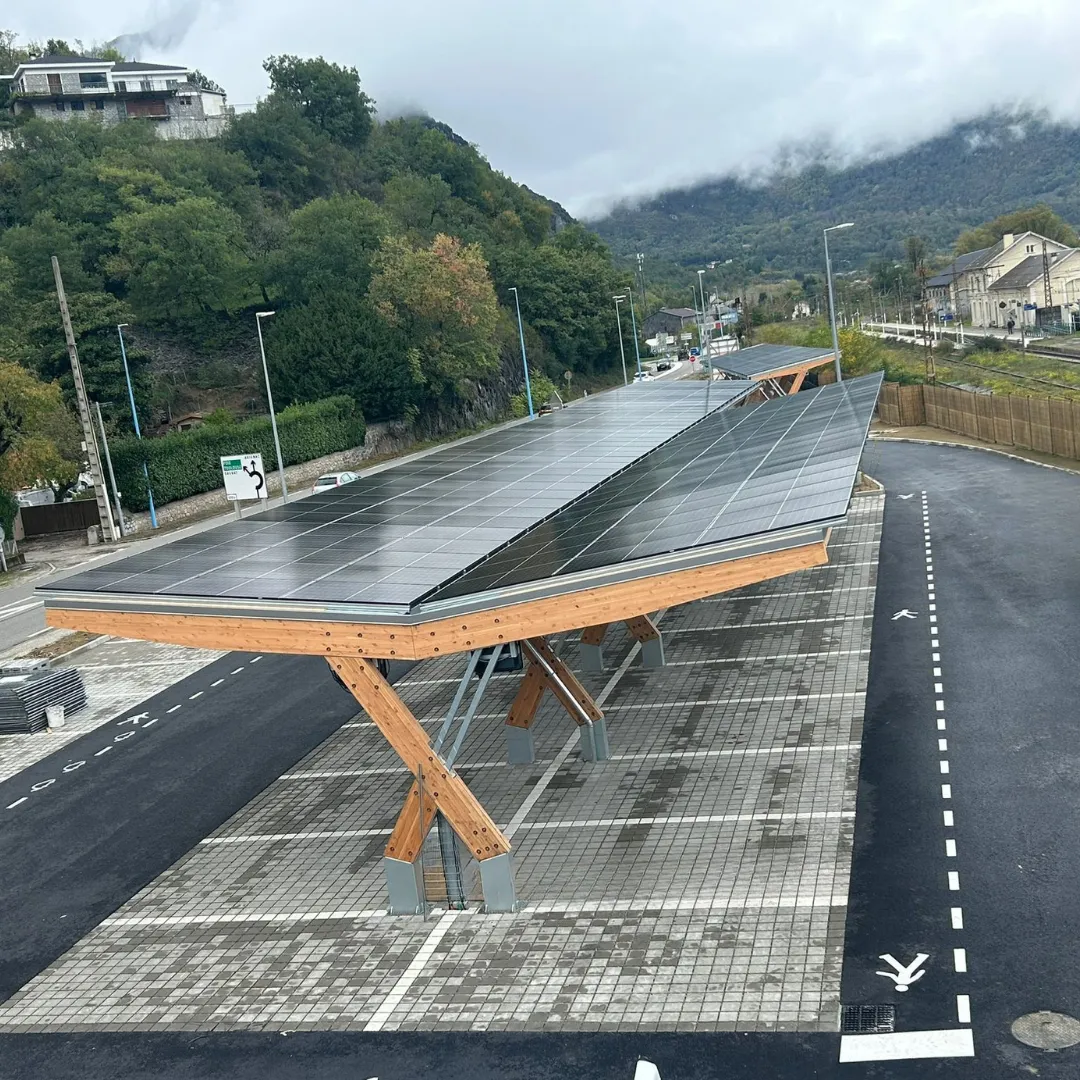 Photovoltaik-Carport aus Holz in Tarascon-sur-Ariège