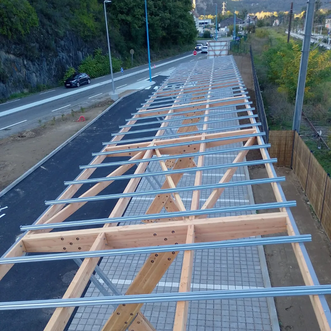 Modulfeld eines Solar-Carports von oben