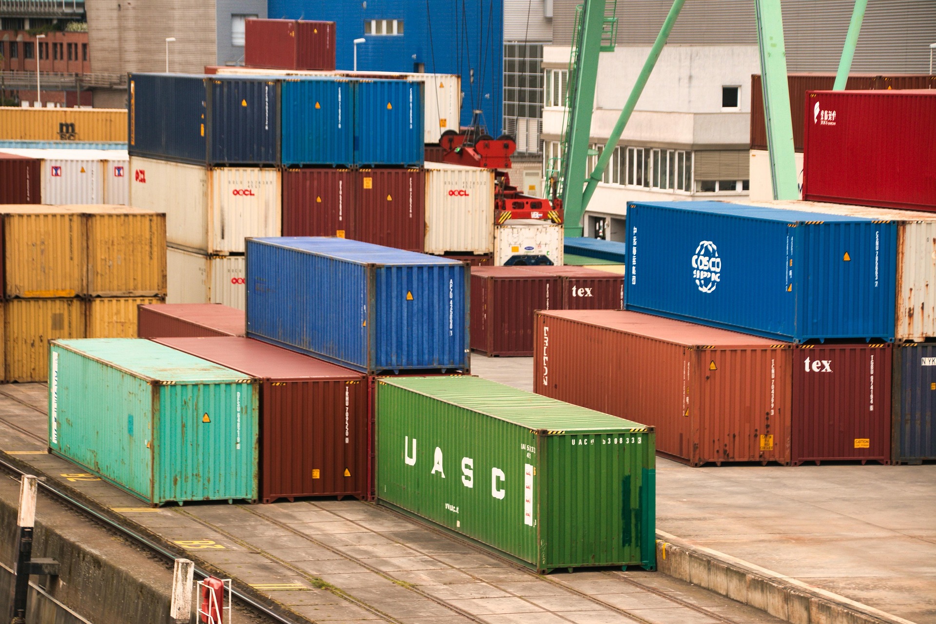 Logistikhalle mit Photovoltaikanlage auf dem Dach