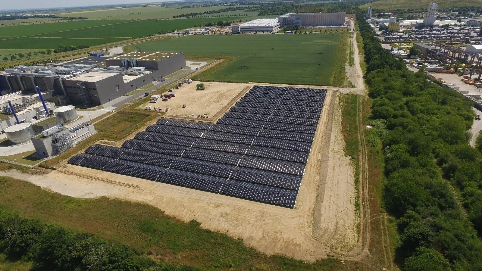 Solarpark auf einer Freifläche neben einem Industriestandort in Leipzig