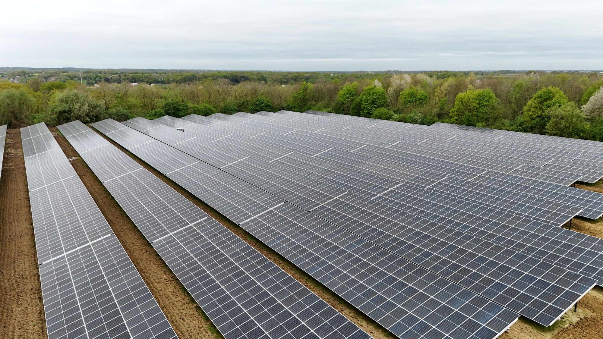 Solarpark auf einer Freifläche in ländlicher Umgebung