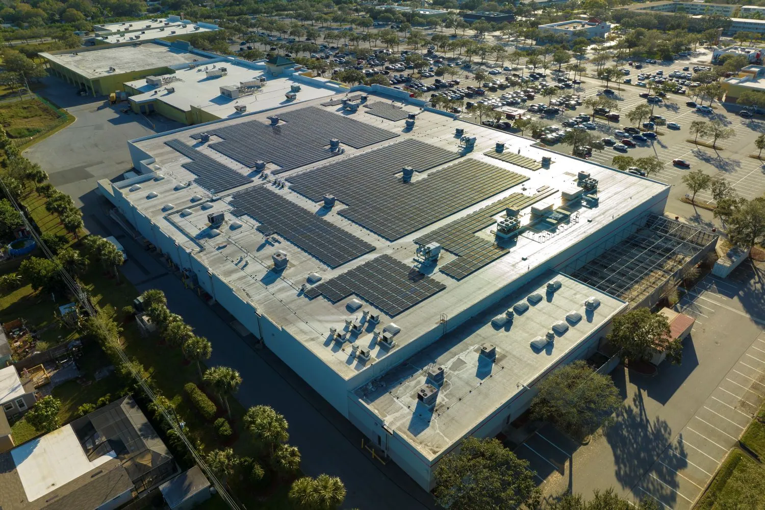 Saniertes Industriedach mit Photovoltaikanlage von Centroplan