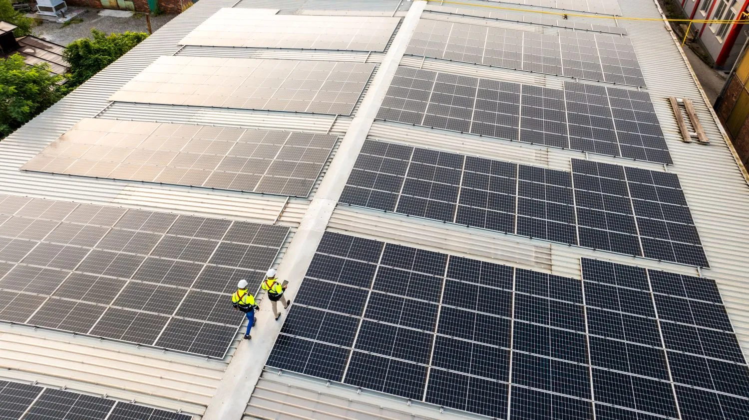 Saniertes Flachdach mit neu installierter Photovoltaikanlage von Centroplan