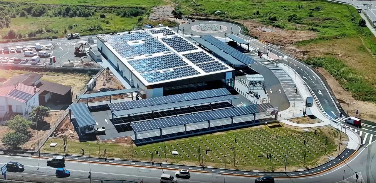 Company site with solar carports, rooftop PV and battery storage