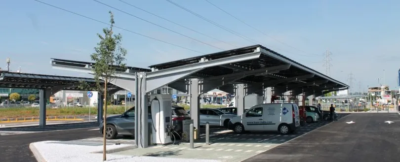 PV-Carport mit Ladeinfrastruktur für Unternehmen