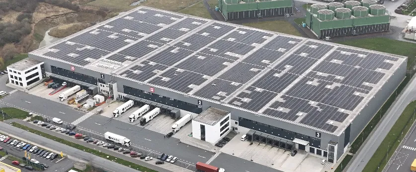 Solar installation on the flat roof of a commercial building