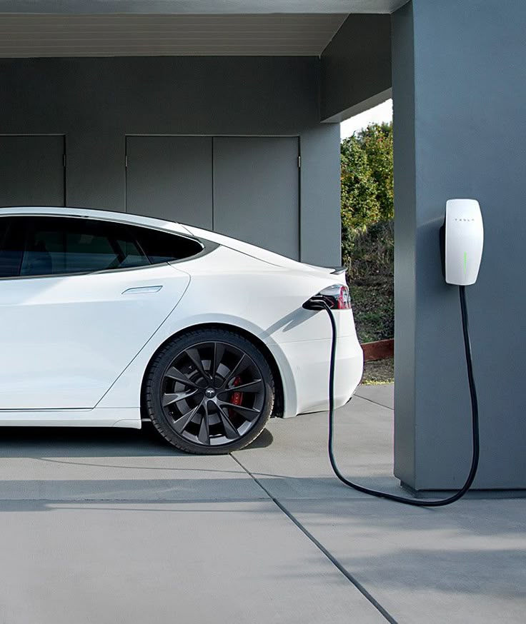 Voiture électrique branchée sur une borne de recharge