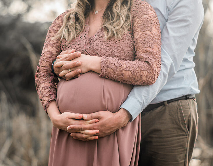 Couple pregnant - Blume Photography Webflow Template