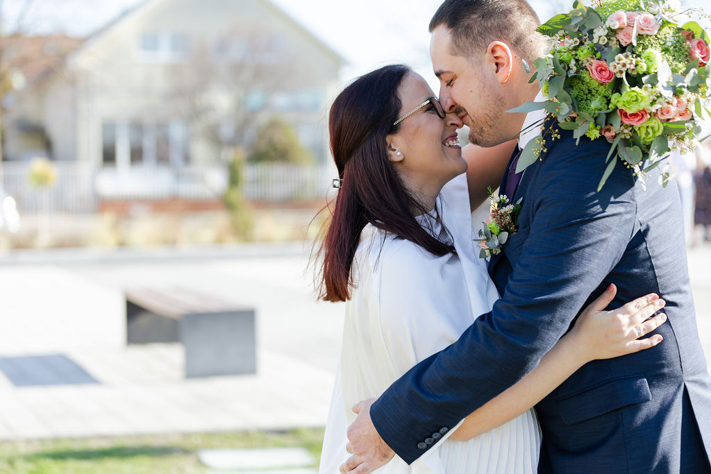 Kis esküvő Gyálon: érzelmes pillanatkép a párról, ahol a fotó a legfontosabb emlék.