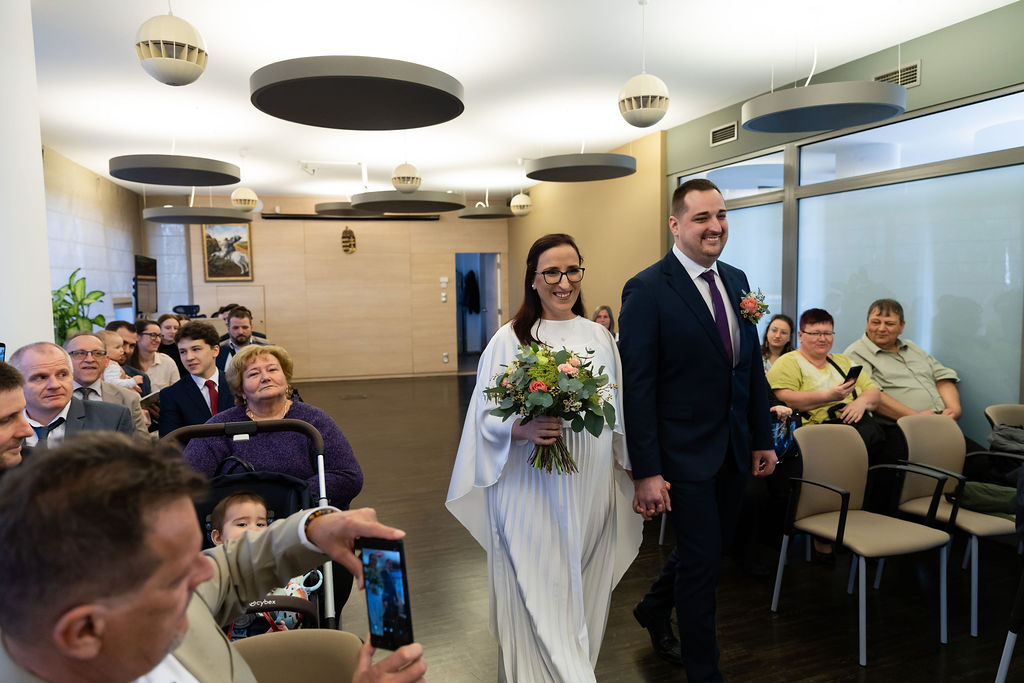 Boldog kismama menyasszony polgári szertartáson Gyálon, professzionális esküvői fotó.