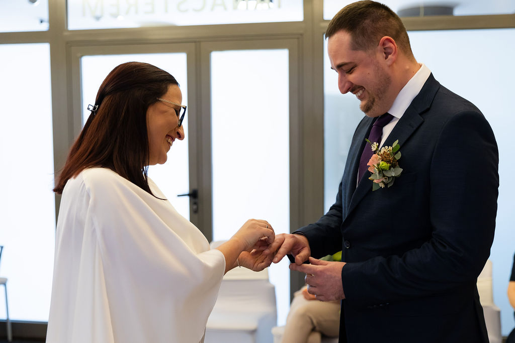 Meghitt polgári szertartás pillanata Gyálon, 8 éves tapasztalatú esküvői fotós munkája.