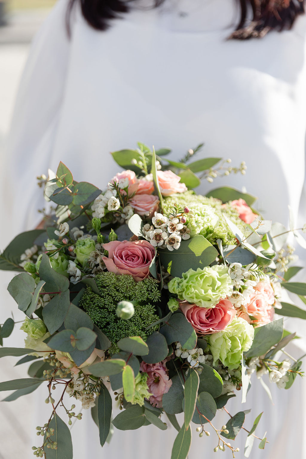 Romantikus menyasszonyi csokor pasztell rózsákkal egy gyáli kis esküvőn – professzionális fotó a kismama menyasszonyról.