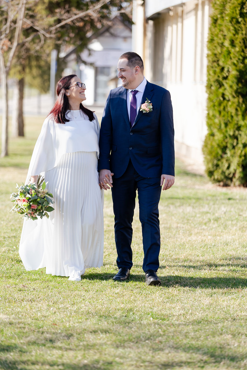 Kis esküvő Gyálon: érzelmes pillanatkép a párról, ahol a fotó a legfontosabb emlék.