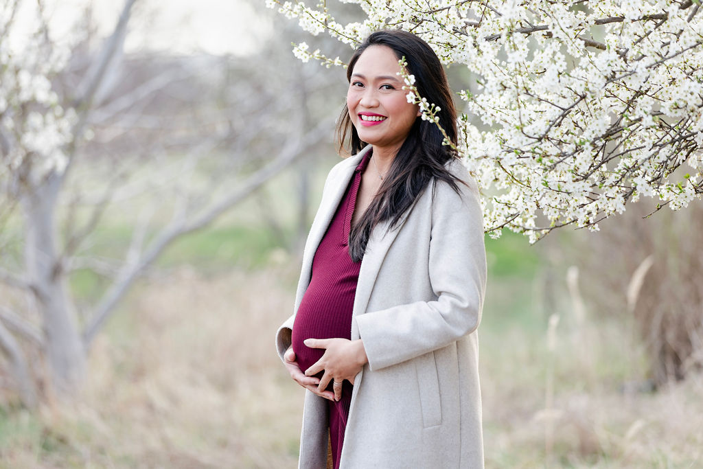 Boldog kismama tavaszi fotózáson profi sminkkel Gyálon