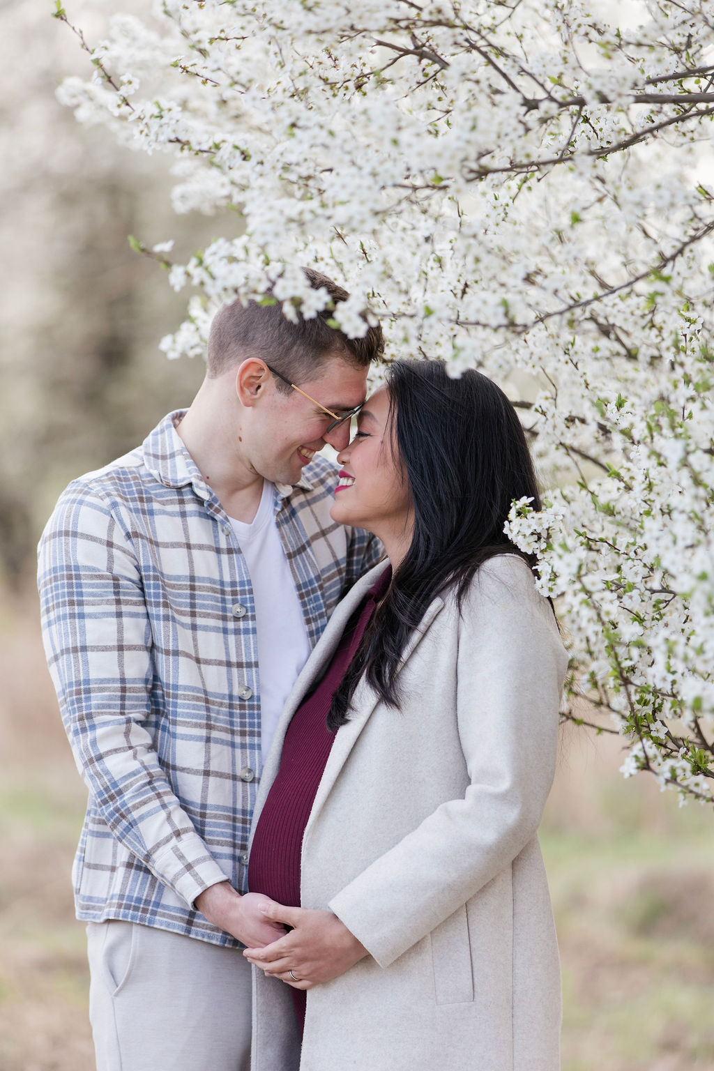 szerelmes fiatal házasok, tavaszi kismam fotózáson Gyálon