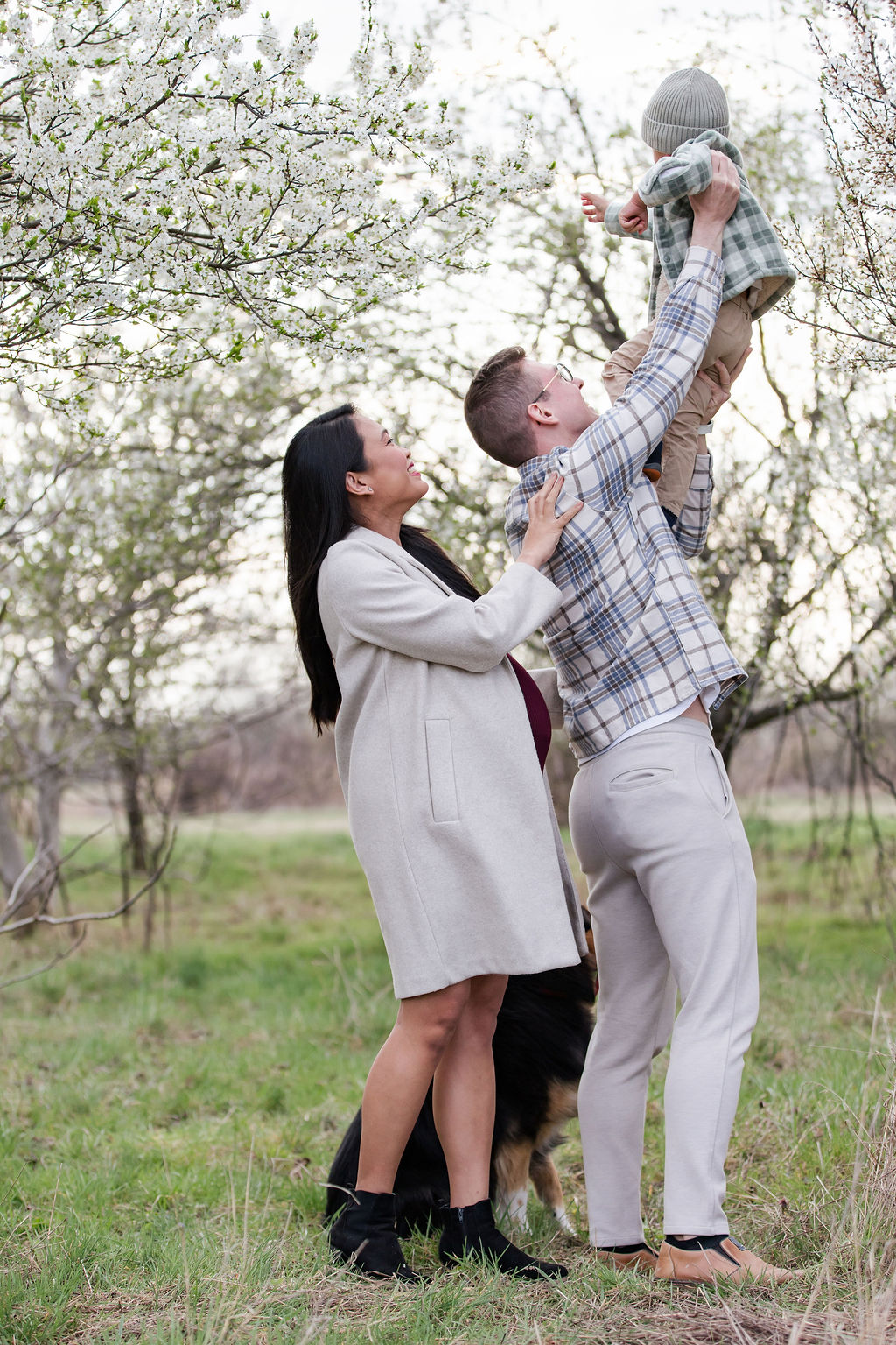 Fiatal boldog család tavaszi fotózáson Gyálon 
