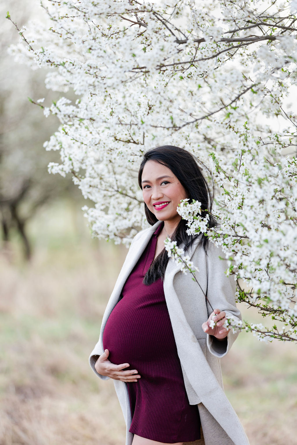 Gyönyörű fiatal kismama tavszi fotózáson Gyálon
