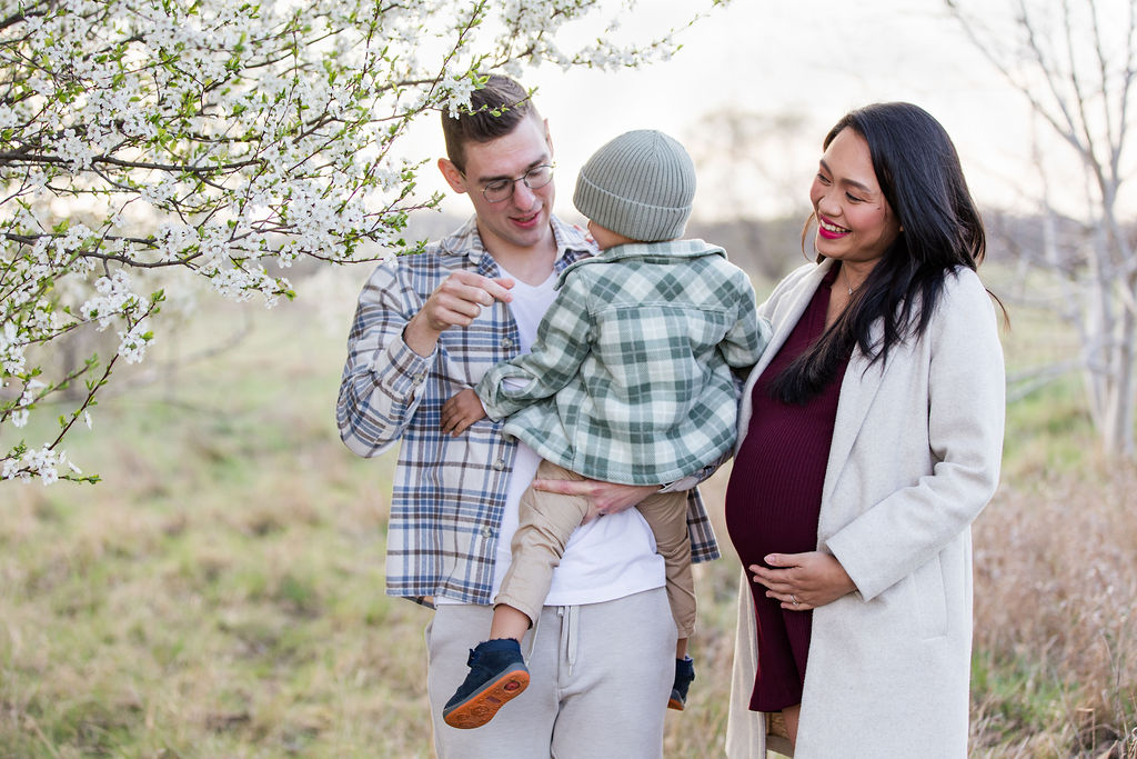 Babát váró család tavasszal Gyálon fotózva