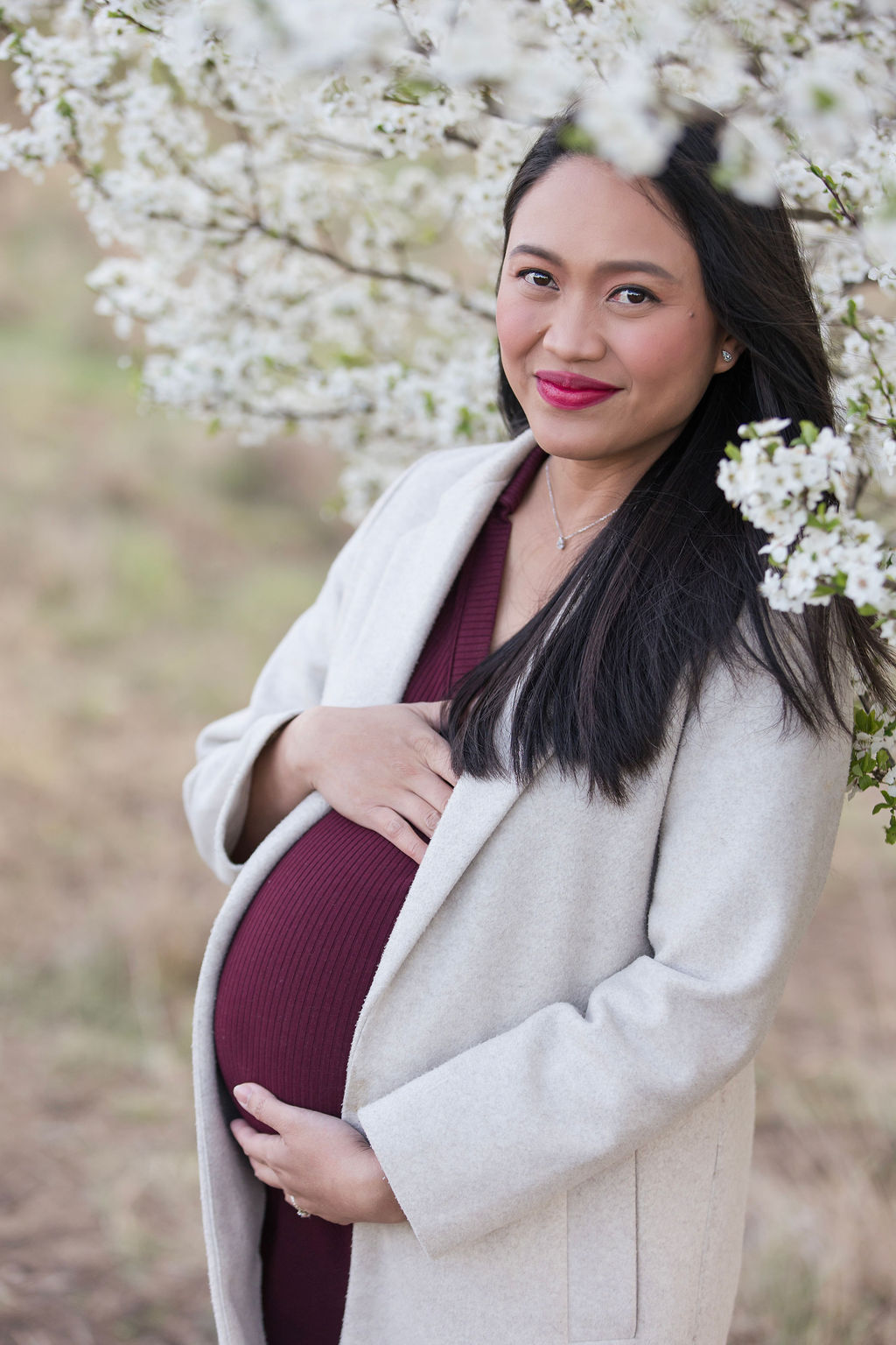 Kismama tavszi virágzó fák között Gyálon 