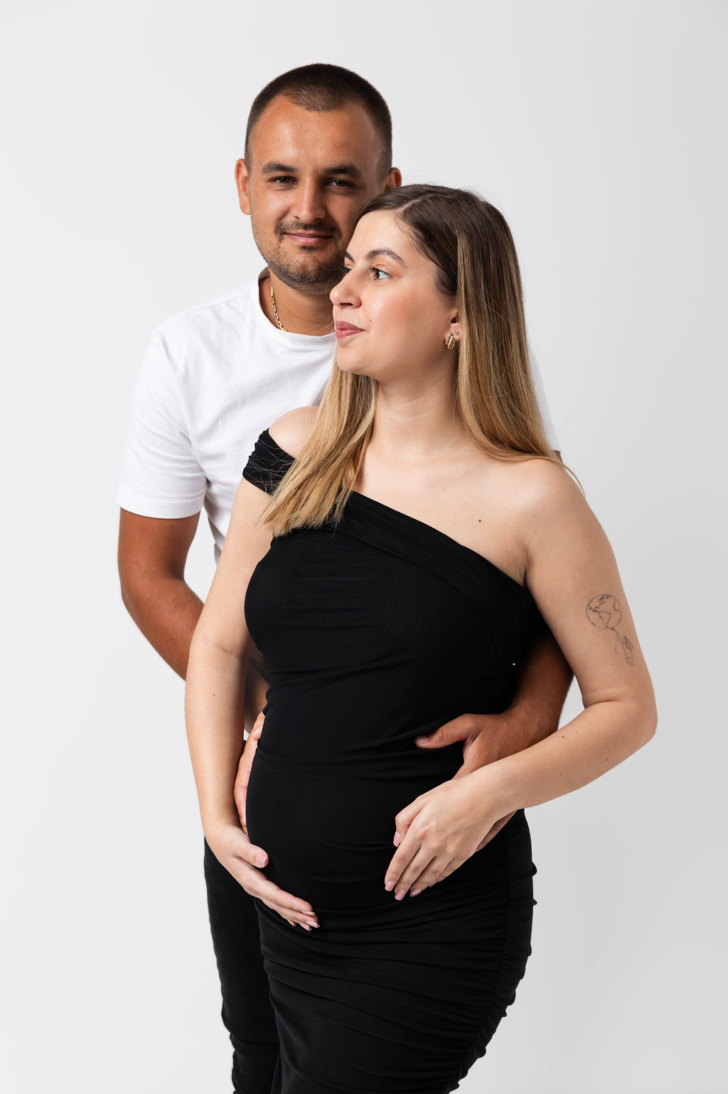 Elegáns minimalista kismama portré fotózás Gyálon a Fenyvessy Fotográfia stúdiójában