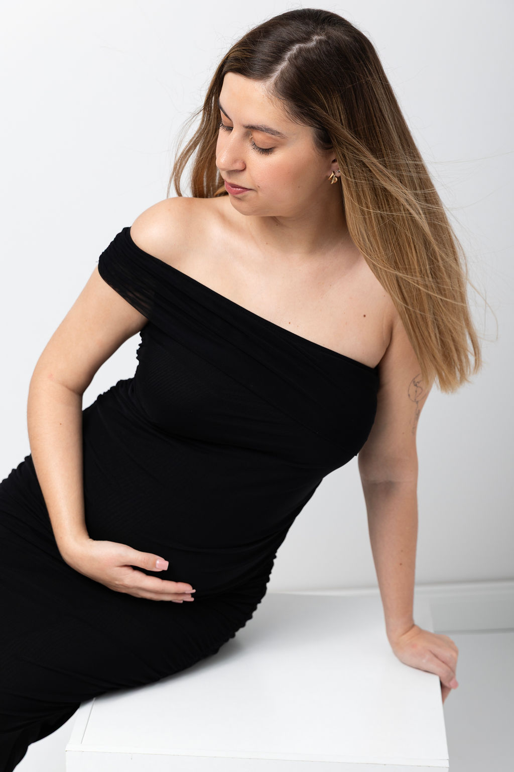 Elegáns minimalista kismama portré fotózás Gyálon a Fenyvessy Fotográfia stúdiójában