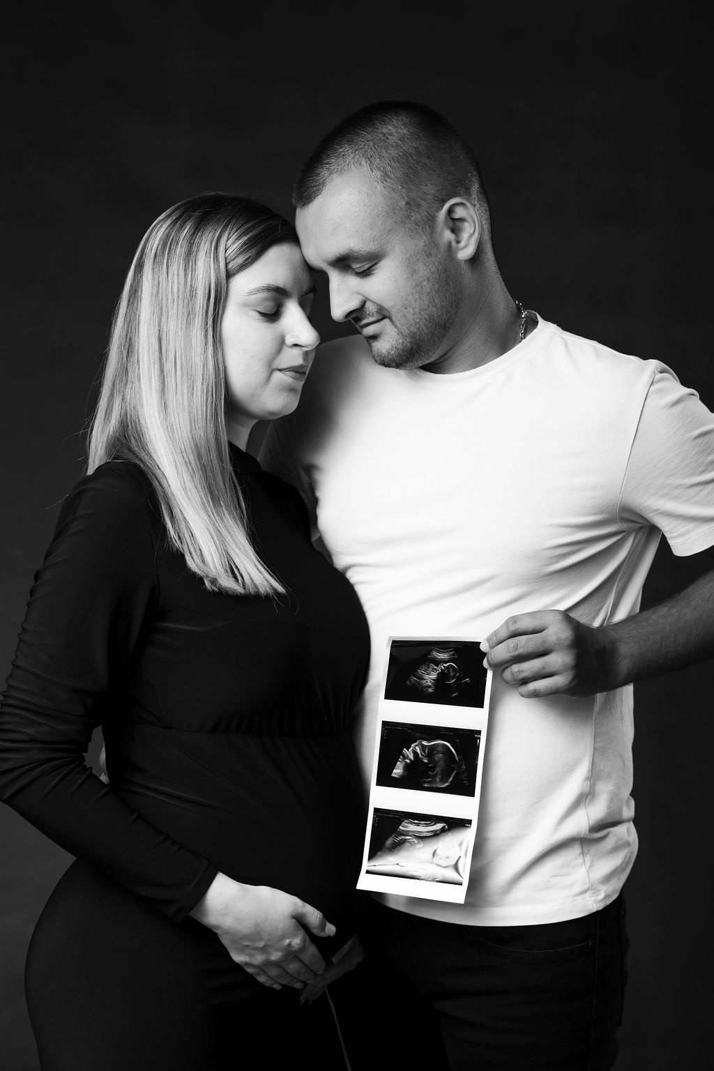 kismama páros fotó ultrahang felvétellel fekete-fehérben