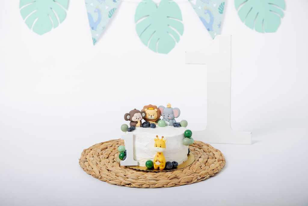 Bababarát torta szafari állatkákkal az első születésnapi tortamaszatolós fotózáshoz egy gyáli fotóstúdióban.