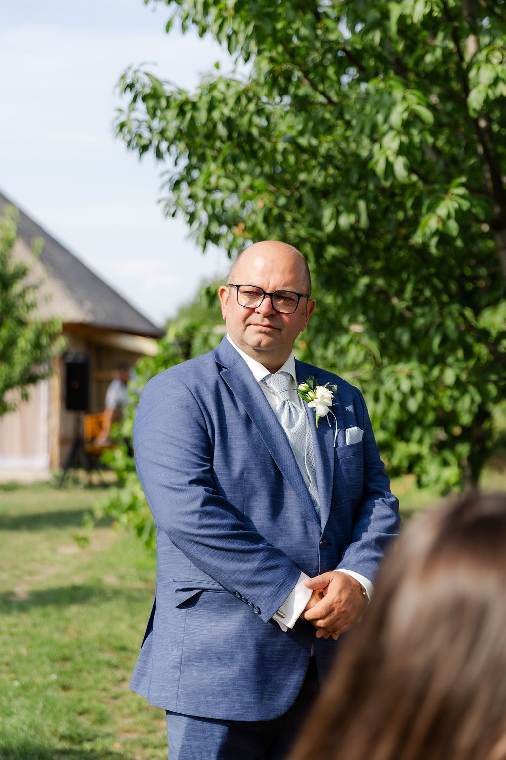 meghatódott vőlegény első pillanátsa a menyasszonyára