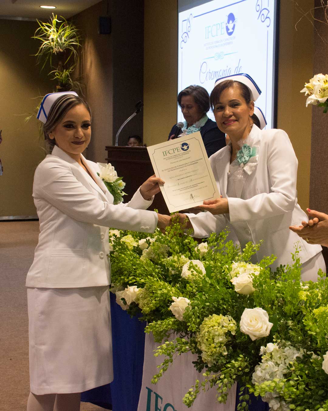 entrega de diplomas de cursos postécnicos de enfermería