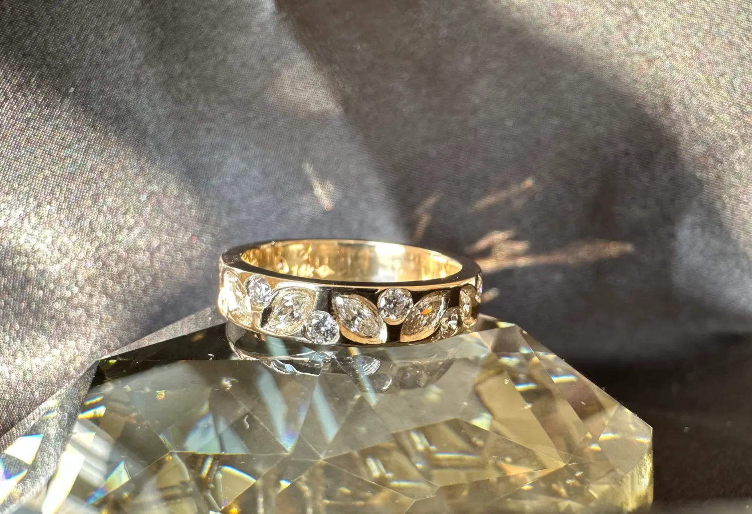 Elegant gold ring featuring lustrous pearls and brilliant diamonds, a perfect blend of sophistication and beauty.
