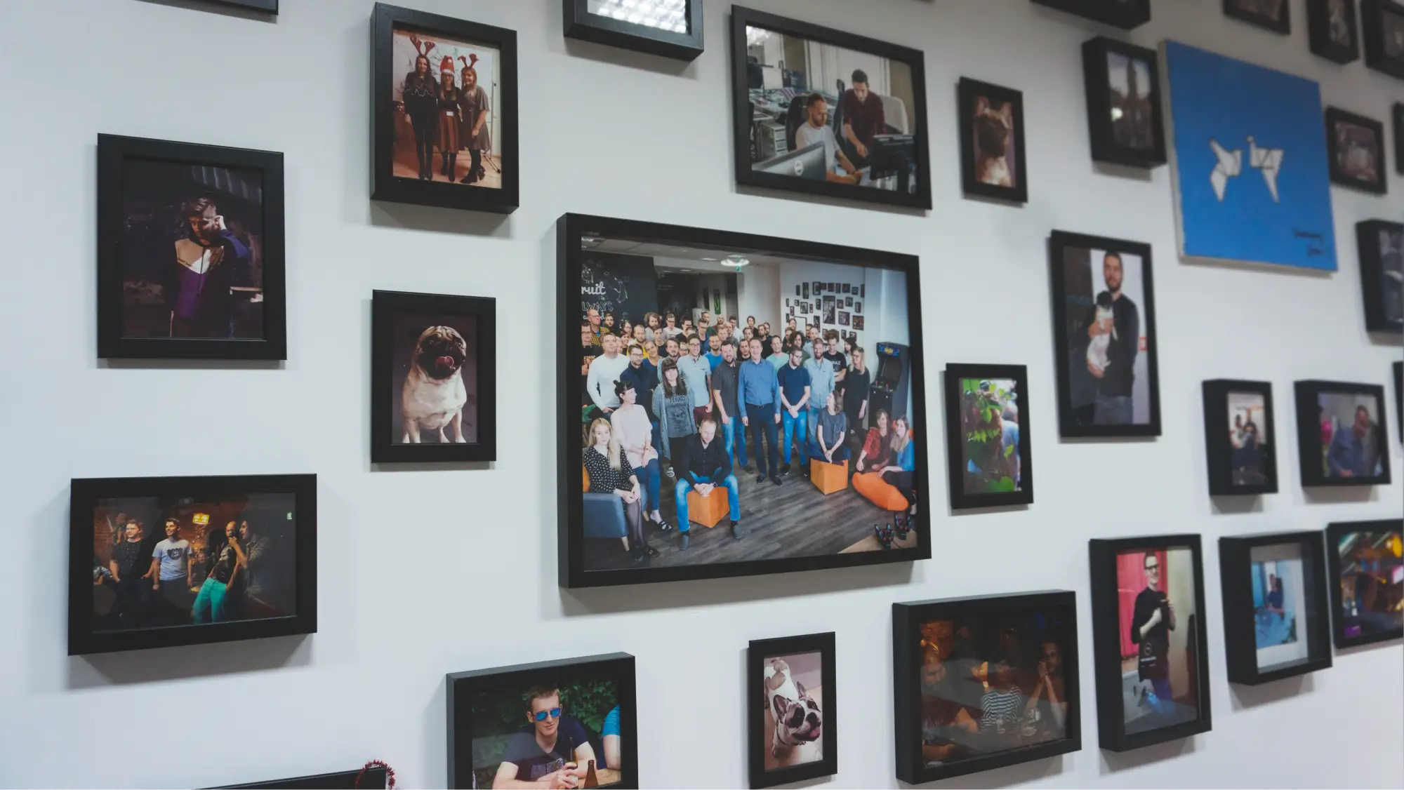 65c26a2fe4f723021fef7ae3 wall with pictures%201