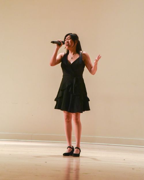 Giselle singing on stage