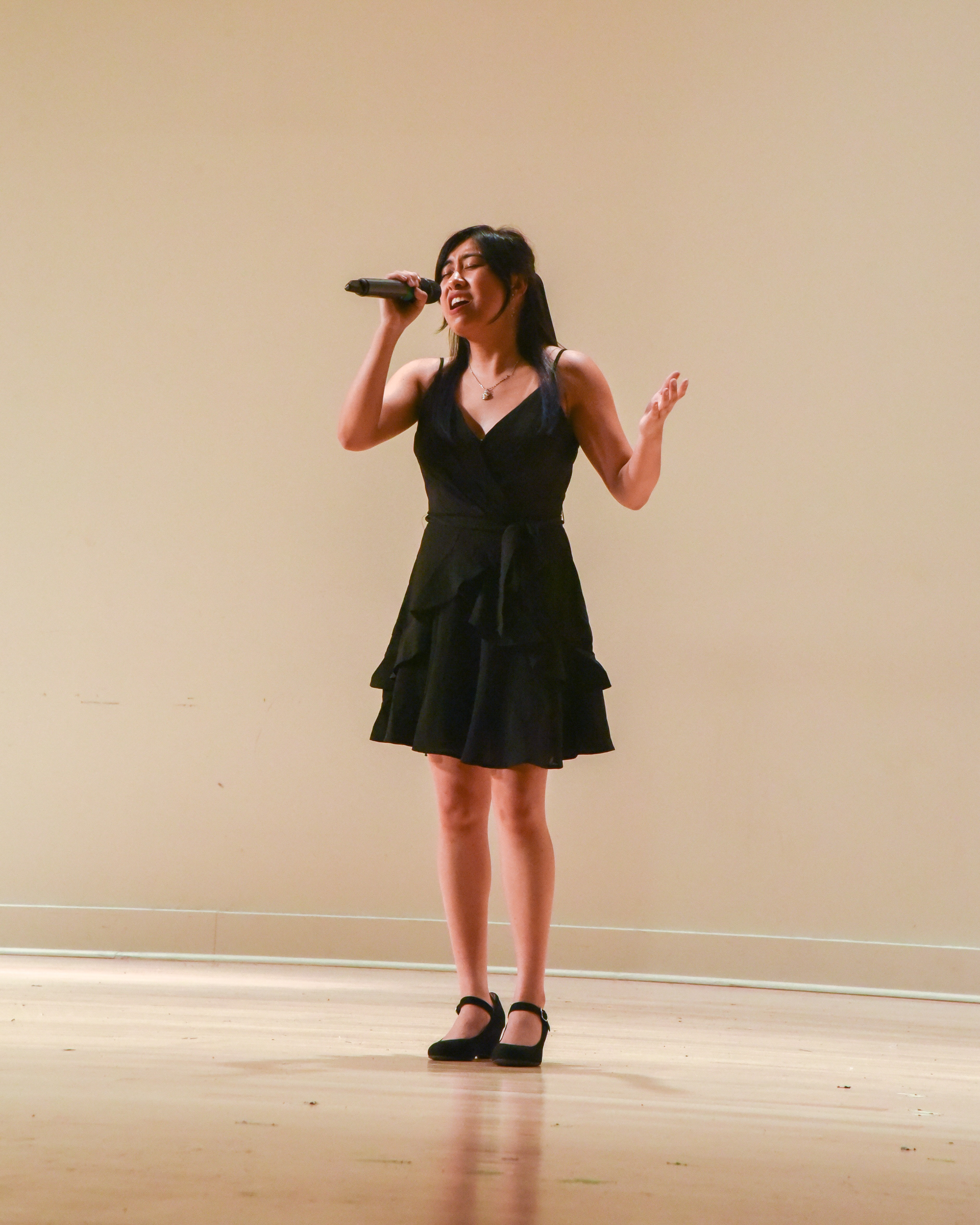 Giselle singing on stage