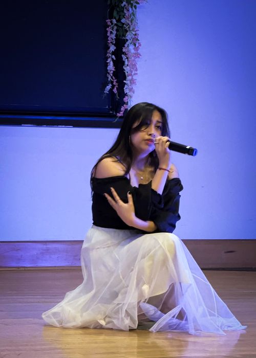 Giselle singing on stage